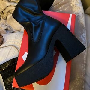 Fitted chunky high heel platform boots trendy